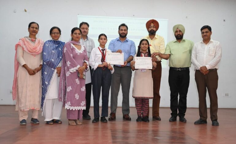 ਜ਼ਿਲਾ ਪੱਧਰੀ ਵੋਟਰ ਜਾਗਰੂਕਤਾ ਸਮਾਰੋਹ ਐੱਸ.ਐੱਸ.ਐੱਮ. ਕਾਲਜ ਦੀਨਾਨਗਰ ਵਿਖੇ ਕਰਵਾਇਆ