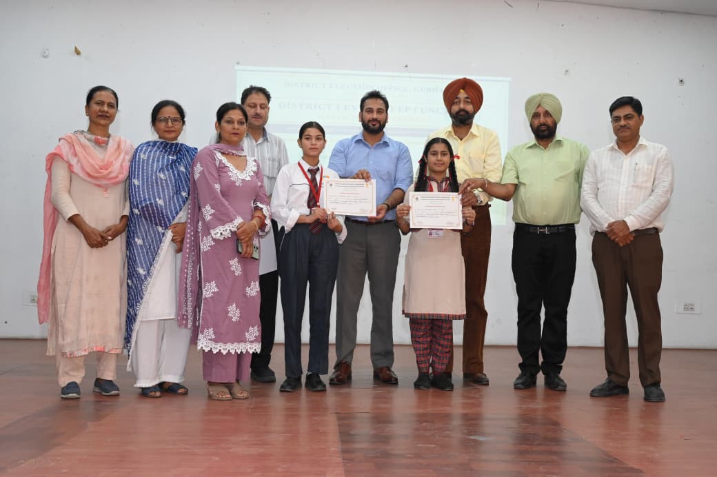 ਜ਼ਿਲਾ ਪੱਧਰੀ ਵੋਟਰ ਜਾਗਰੂਕਤਾ ਸਮਾਰੋਹ ਐੱਸ.ਐੱਸ.ਐੱਮ. ਕਾਲਜ ਦੀਨਾਨਗਰ ਵਿਖੇ ਕਰਵਾਇਆ