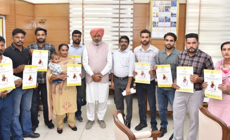 ਵਿੱਤ ਮੰਤਰੀ ਹਰਪਾਲ ਸਿੰਘ ਚੀਮਾ ਨੇ 12 ਨਵੇਂ ਕਲਰਕਾਂ ਨੂੰ ਨਿਯੁਕਤੀ ਪੱਤਰ ਸੌਂਪੇ