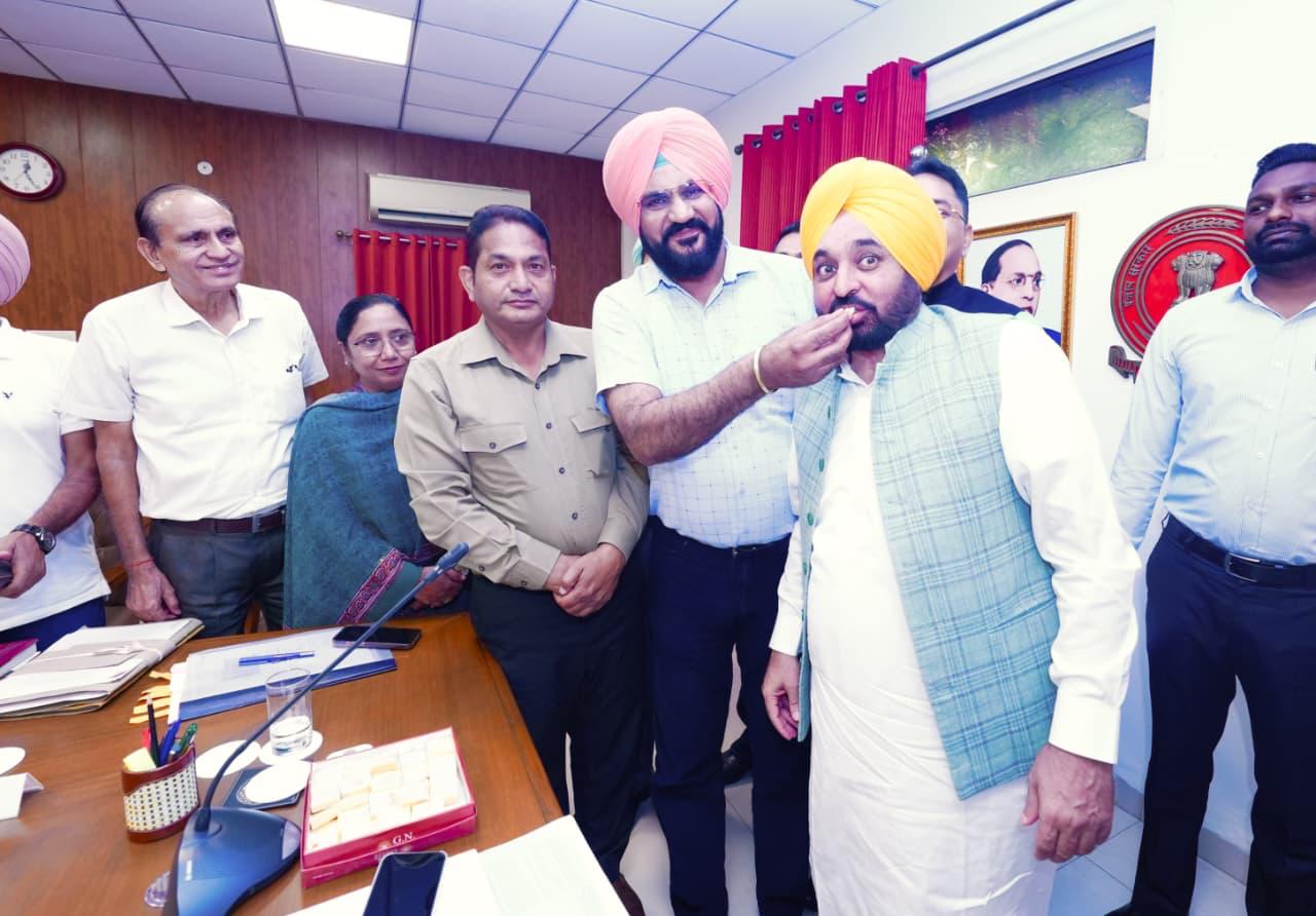 ਪੰਜਾਬ ਸਰਕਾਰ ਵੱਲੋਂ 8 ਲੱਖ ਮੁਲਾਜ਼ਮਾਂ ਅਤੇ ਪੈਨਸ਼ਨਰਾਂ ਨੂੰ ਤਿਉਹਾਰੀ ਸੀਜ਼ਨ ਦਾ ਤੋਹਫ਼ਾ; ਭਗਵੰਤ ਮਾਨ ਸਰਕਾਰ ਨੇ ਮਹਿੰਗਾਈ ਭੱਤਾ ਵਧਾ ਕੇ 50 ਫ਼ੀਸਦ ਕੀਤਾ