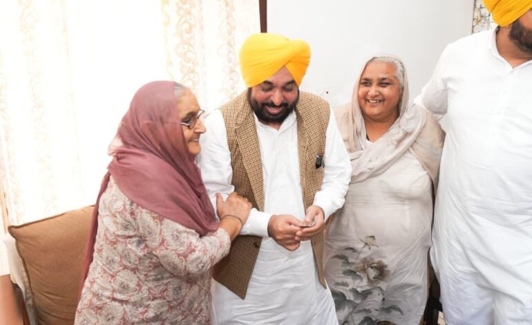 ਮੁੱਖ ਮੰਤਰੀ ਭਗਵੰਤ ਸਿੰਘ ਮਾਨ ਨੇ ਧੂਰੀ ਤੋਂ ਘਰ-ਘਰ ਚੋਣ ਮੁਹਿੰਮ ਦੀ ਕੀਤੀ ਸ਼ੁਰੂਆਤ, ‘ਮਾਨ ਦਾ ਮੁਨਾਫ਼ਾ’ ਨੂੰ ਬਣਾਇਆ ਮੁਹਿੰਮ ਦਾ ਕੇਂਦਰ