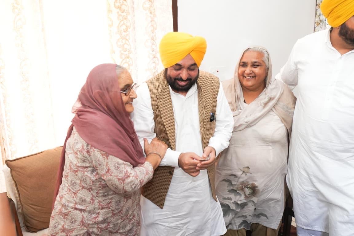 ਮੁੱਖ ਮੰਤਰੀ ਭਗਵੰਤ ਸਿੰਘ ਮਾਨ ਨੇ ਧੂਰੀ ਤੋਂ ਘਰ-ਘਰ ਚੋਣ ਮੁਹਿੰਮ ਦੀ ਕੀਤੀ ਸ਼ੁਰੂਆਤ, ‘ਮਾਨ ਦਾ ਮੁਨਾਫ਼ਾ’ ਨੂੰ ਬਣਾਇਆ ਮੁਹਿੰਮ ਦਾ ਕੇਂਦਰ