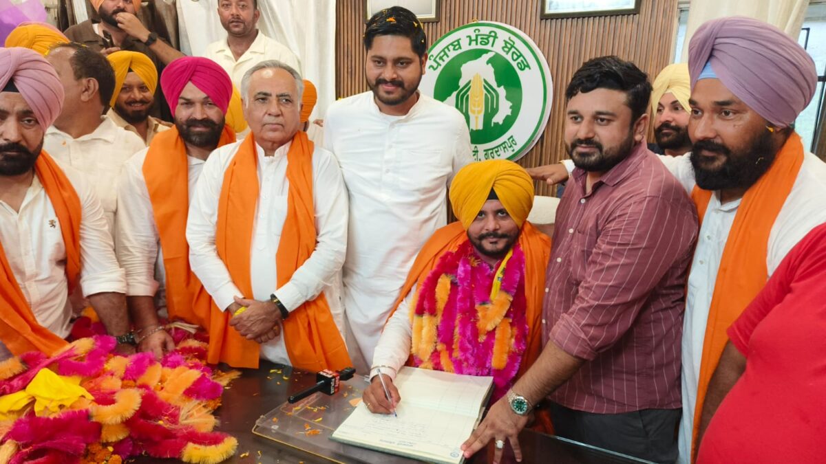 ਜ਼ਿਲ੍ਹਾ ਯੂਥ ਪ੍ਰਧਾਨ ਗਗਨਦੀਪ ਸਿੰਘ ਭੋਲਾ ਨੇ ਮਾਰਕੀਟ ਕਮੇਟੀ ਗੁਰਦਾਸਪੁਰ ਦੇ ਚੇਅਰਮੈਨ ਦਾ ਸੰਭਾਲਿਆ ਅਹੁਦਾ