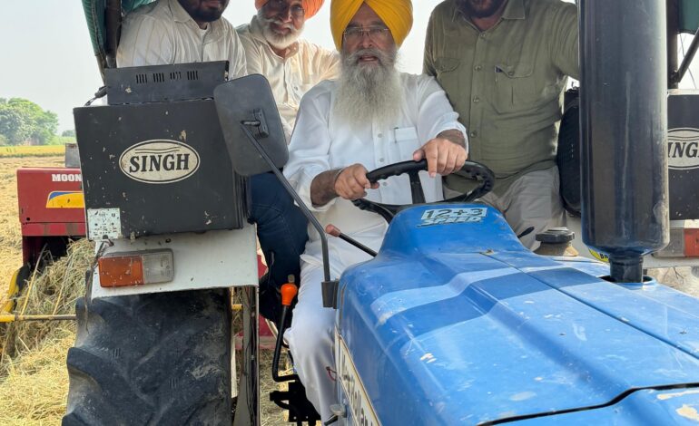 ਗੁਰਮੀਤ ਸਿੰਘ ਖੁੱਡੀਆਂ ਨੇ ਗੁਰਦਾਸਪੁਰ ਦੇ ਖੇਤਾਂ ਵਿੱਚ ਪਰਾਲੀ ਦੀਆਂ ਗੱਠਾਂ ਬਣਾ ਕੇ ਪੰਜਾਬ ਦੇ ਕਿਸਾਨਾਂ ਨੂੰ ਪਰਾਲੀ ਨਾ ਸਾੜਨ ਦੀ ਕੀਤੀ ਅਪੀਲ