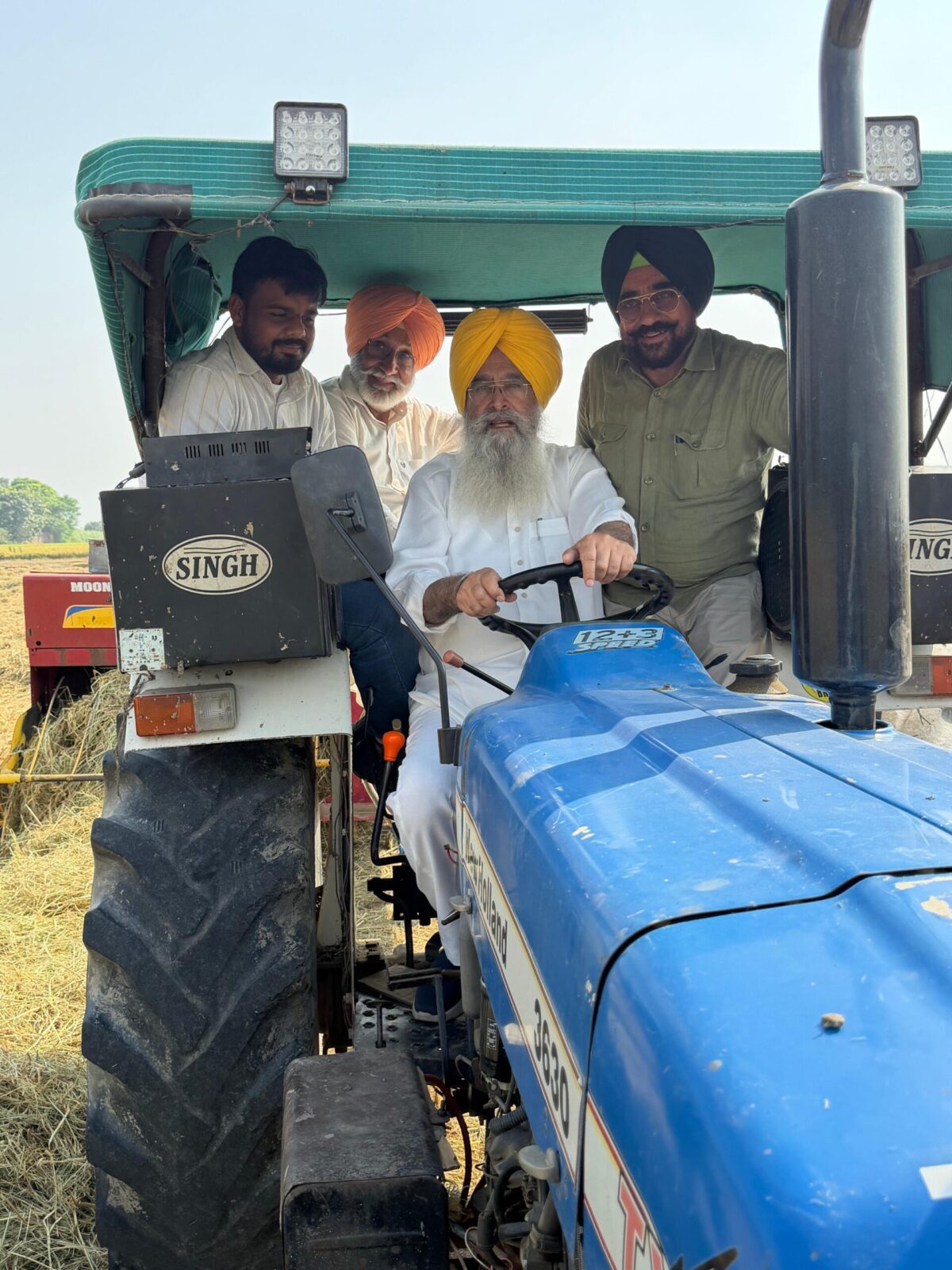 ਗੁਰਮੀਤ ਸਿੰਘ ਖੁੱਡੀਆਂ ਨੇ ਗੁਰਦਾਸਪੁਰ ਦੇ ਖੇਤਾਂ ਵਿੱਚ ਪਰਾਲੀ ਦੀਆਂ ਗੱਠਾਂ ਬਣਾ ਕੇ ਪੰਜਾਬ ਦੇ ਕਿਸਾਨਾਂ ਨੂੰ ਪਰਾਲੀ ਨਾ ਸਾੜਨ ਦੀ ਕੀਤੀ ਅਪੀਲ