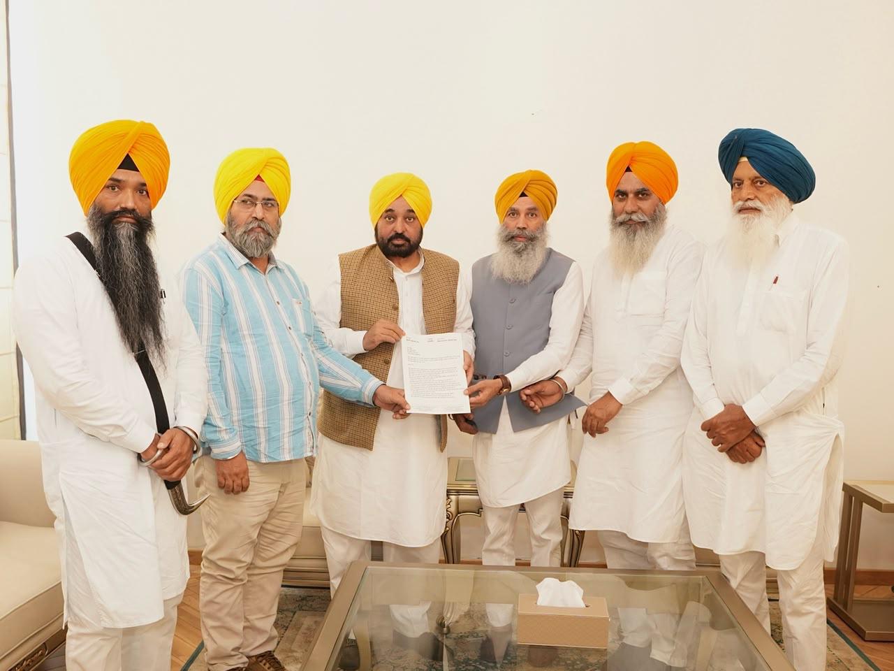 ਐਸ.ਆਈ.ਟੀ. ਜਾਂਚ ਦੀ ਮੰਗ ਨੂੰ ਲੈ ਕੇ ਸ਼੍ਰੋਮਣੀ ਅਕਾਲੀ ਦਲ (ਪੁਨਰ ਸੁਰਜੀਤ) ਦੇ ਵਫ਼ਦ ਨੇ ਮੁੱਖ ਮੰਤਰੀ ਭਗਵੰਤ ਸਿੰਘ ਮਾਨ ਨਾਲ ਕੀਤੀ ਮੁਲਾਕਾਤ