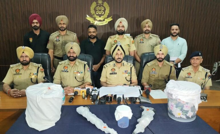 ਸਰਹੱਦ ਪਾਰੋਂ ਤਸਕਰੀ ਲਈ ਅਮਰੂਦਾਂ ਦੇ ਬਾਗ਼ ਦੀ ਵਰਤੋਂ ਕਰ ਰਹੇ ਤਿੰਨ ਮੁਲਜ਼ਮ 2 ਏਕੇ ਰਾਈਫ਼ਲਾਂ ਅਤੇ 10 ਕਿਲੋ ਹੈਰੋਇਨ ਸਮੇਤ ਗ੍ਰਿਫ਼ਤਾਰ, ਮੁਲਜ਼ਮਾਂ ਵਿੱਚ ਔਰਤ, ਉਸ ਦਾ ਪਤੀ ਤੇ ਭਰਾ ਸ਼ਾਮਲ