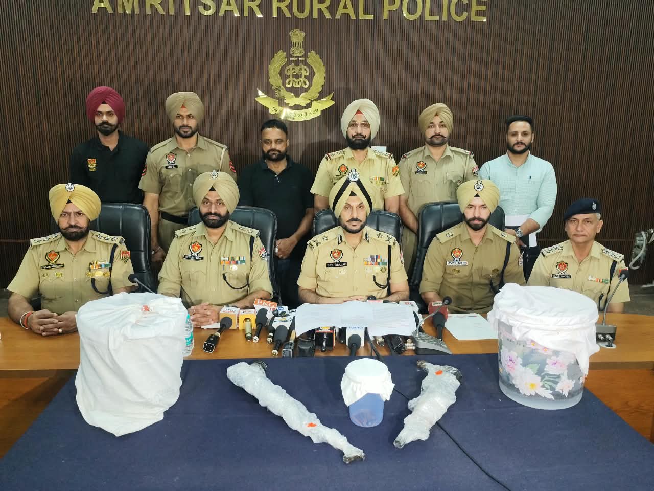 ਸਰਹੱਦ ਪਾਰੋਂ ਤਸਕਰੀ ਲਈ ਅਮਰੂਦਾਂ ਦੇ ਬਾਗ਼ ਦੀ ਵਰਤੋਂ ਕਰ ਰਹੇ ਤਿੰਨ ਮੁਲਜ਼ਮ 2 ਏਕੇ ਰਾਈਫ਼ਲਾਂ ਅਤੇ 10 ਕਿਲੋ ਹੈਰੋਇਨ ਸਮੇਤ ਗ੍ਰਿਫ਼ਤਾਰ, ਮੁਲਜ਼ਮਾਂ ਵਿੱਚ ਔਰਤ, ਉਸ ਦਾ ਪਤੀ ਤੇ ਭਰਾ ਸ਼ਾਮਲ
