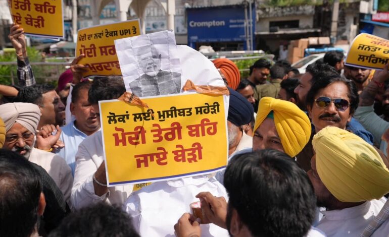 ਯੂਪੀਆਈ ‘ਤੇ ਵਾਧੂ ਚਾਰਜਾਂ ਖਿਲਾਫ਼ ਜਲੰਧਰ ਅਤੇ ਪਠਾਨਕੋਟ ‘ਚ ਆਪ ਦਾ ਪ੍ਰਦਰਸ਼ਨ, ਆਪ ਕਰਮਚਾਰੀਆਂ ਨੇ ਮੋਦੀ ਸਰਕਾਰ ਖਿਲਾਫ਼ ਕੀਤੀ ਨਾਅਰੇਬਾਜ਼ੀ, ਫੂਕਿਆ ਪੁਤਲਾ