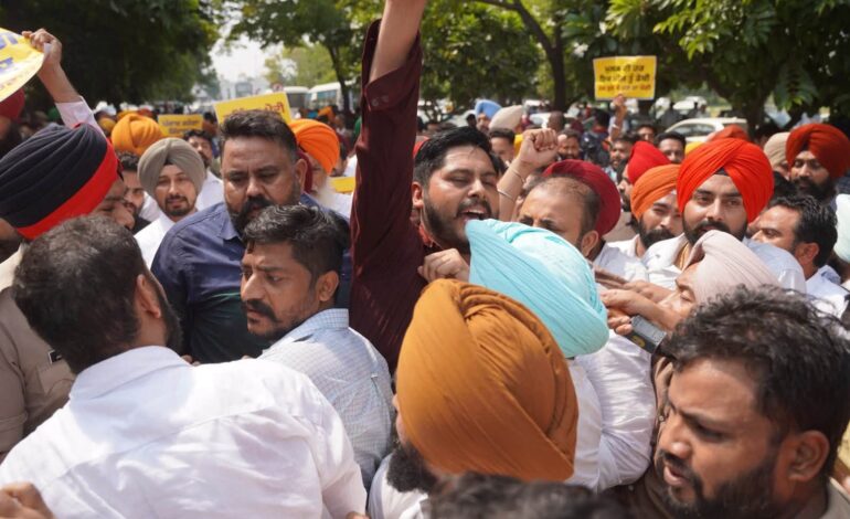 ਚੋਣਾਂ ਤੋਂ ਪਹਿਲਾਂ ਈਡੀ ਦੇ ਛਾਪਿਆਂ ਵਿਰੁੱਧ ‘ਆਪ’ ਆਗੂਆਂ ਤੇ ਵਰਕਰਾਂ ਦਾ ਪ੍ਰਦਰਸ਼ਨ, ਈਡੀ ਦੀ ਟੀਮ ਦਾ ਘੇਰਾਓ ਕਰ ਕੇ ਬੀਜੇਪੀ ਦੀ ਕੇਂਦਰ ਸਰਕਾਰ ਖ਼ਿਲਾਫ਼ ਕੀਤੀ ਨਾਅਰੇਬਾਜ਼ੀ