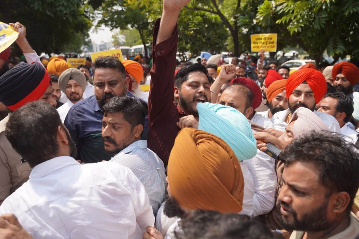 ਚੋਣਾਂ ਤੋਂ ਪਹਿਲਾਂ ਈਡੀ ਦੇ ਛਾਪਿਆਂ ਵਿਰੁੱਧ ‘ਆਪ’ ਆਗੂਆਂ ਤੇ ਵਰਕਰਾਂ ਦਾ ਪ੍ਰਦਰਸ਼ਨ, ਈਡੀ ਦੀ ਟੀਮ ਦਾ ਘੇਰਾਓ ਕਰ ਕੇ ਬੀਜੇਪੀ ਦੀ ਕੇਂਦਰ ਸਰਕਾਰ ਖ਼ਿਲਾਫ਼ ਕੀਤੀ ਨਾਅਰੇਬਾਜ਼ੀ