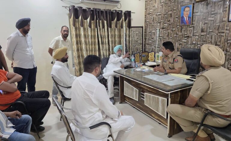 ਸੰਸਦ ਮੈਂਬਰ ਰੰਧਾਵਾ ਨੇ ਥਾਣਾ ਕਲਾਨੌਰ ਅੱਗੇ ਦਿੱਤਾ ਸਾਢੇ ਤਿੰਨ ਘੰਟੇ ਧਰਨਾ, ਪੁਲਿਸ ਪ੍ਰਸ਼ਾਸਨ ’ਤੇ ਲਾਏ ਦੋਸ਼
