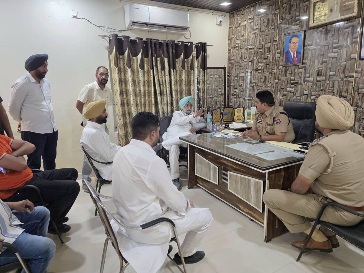 ਸੰਸਦ ਮੈਂਬਰ ਰੰਧਾਵਾ ਨੇ ਥਾਣਾ ਕਲਾਨੌਰ ਅੱਗੇ ਦਿੱਤਾ ਸਾਢੇ ਤਿੰਨ ਘੰਟੇ ਧਰਨਾ, ਪੁਲਿਸ ਪ੍ਰਸ਼ਾਸਨ ’ਤੇ ਲਾਏ ਦੋਸ਼