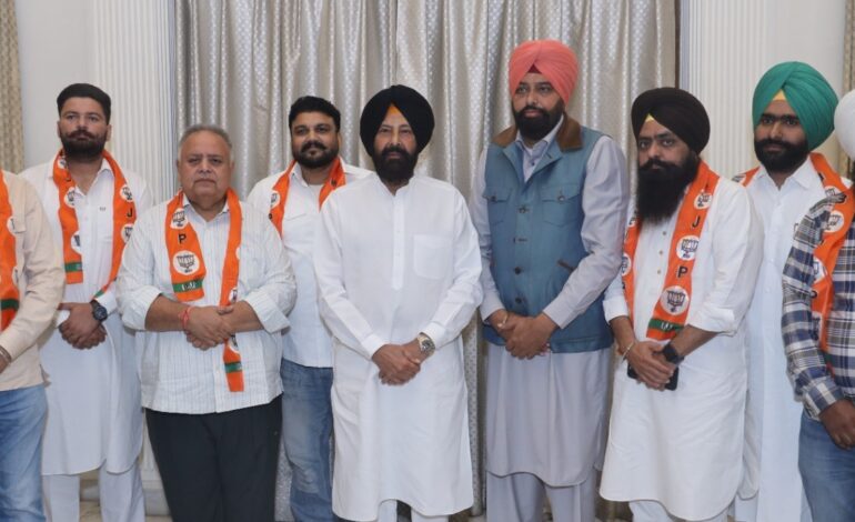 ਪੰਜਾਬ ‘ਚ ਵੱਧ ਰਿਹਾ ਭਾਜਪਾ ਦਾ ਕਾਫ਼ਿਲਾ: ਮੁਕਤਸਰ ਸਾਹਿਬ ਤੋਂ ਅਕਾਲੀ ਆਗੂਆਂ ਨੇ ਫੜਿਆ ਭਾਜਪਾ ਦਾ ਪੱਲਾ, ਸੂਬਾ ਪ੍ਰਧਾਨ ਕੇਵਲ ਸਿੰਘ ਢਿੱਲੋਂ ਨੇ ਕੀਤਾ ਸਵਾਗਤ