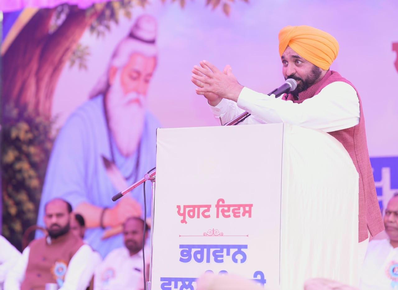 ਅਸੀਂ ਬਰਾਬਰੀ, ਮਾਣ-ਸਨਮਾਨ ਅਤੇ ਨਿਆ ‘ਤੇ ਅਧਾਰਤ ਪੰਜਾਬ ਦੇ ਨਿਰਮਾਣ ਲਈ ਭਗਵਾਨ ਵਾਲਮੀਕਿ ਜੀ ਦੇ ਦਰਸਾਏ ਮਾਰਗ ‘ਤੇ ਚੱਲ ਰਹੇ ਹਾਂ: ਮੁੱਖ ਮੰਤਰੀ ਭਗਵੰਤ ਸਿੰਘ ਮਾਨ