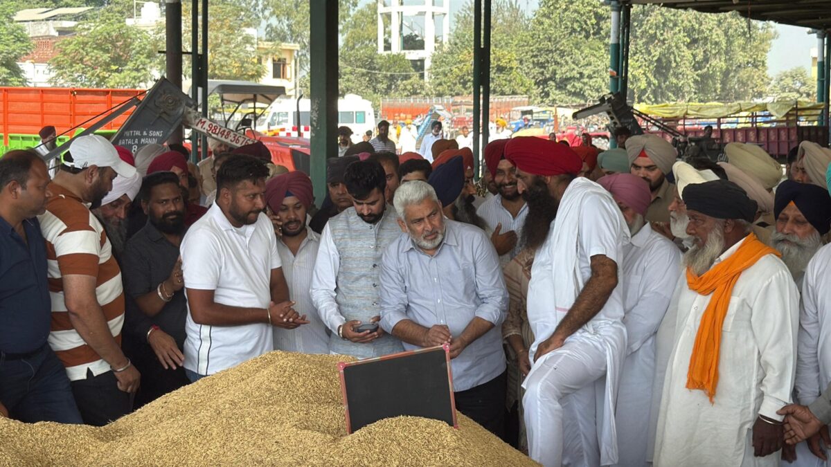 ਕੈਬਨਿਟ ਮੰਤਰੀ ਸ੍ਰੀ ਲਾਲ ਚੰਦ ਕਟਾਰੂਚੱਕ ਨੇ ਬਟਾਲਾ ਦਾਣਾ ਮੰਡੀ ਤੋਂ ਝੋਨੇ ਦੀ ਸਰਕਾਰੀ ਖਰੀਦ ਸ਼ੁਰੂ ਕਰਵਾਈ