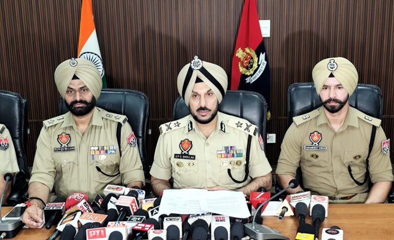 ਸਰਹੱਦ ਪਾਰੋਂ ਚੱਲ ਰਹੇ ਤਸਕਰੀ ਨੈੱਟਵਰਕਾਂ ਨਾਲ ਸਬੰਧਤ ਚਾਰ ਮੁਲਜ਼ਮ 10 ਕਿੱਲੋ ਹੈਰੋਇਨ ਅਤੇ 10 ਪਿਸਤੌਲਾਂ ਸਣੇ ਕਾਬੂ