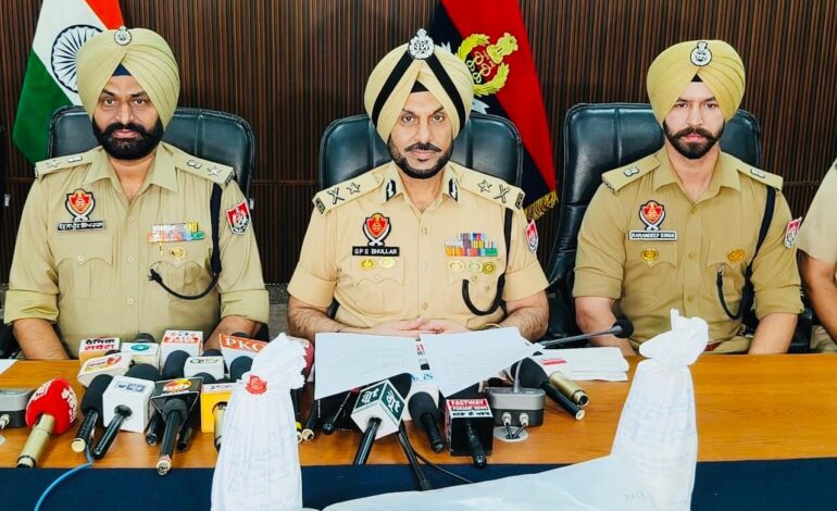 ਸਰਹੱਦ ਪਾਰਲੇ ਹਥਿਆਰ ਅਤੇ ਵਿਸਫ਼ੋਟਕ ਤਸਕਰੀ ਨੈੱਟਵਰਕ ਦਾ ਪਰਦਾਫ਼ਾਸ਼; ਇੱਕ ਏਕੇ-47 ਰਾਈਫ਼ਲ, ਦੋ ਹੈਂਡ ਗ੍ਰਨੇਡਾਂ ਸਮੇਤ ਇੱਕ ਵਿਅਕਤੀ ਕਾਬੂ