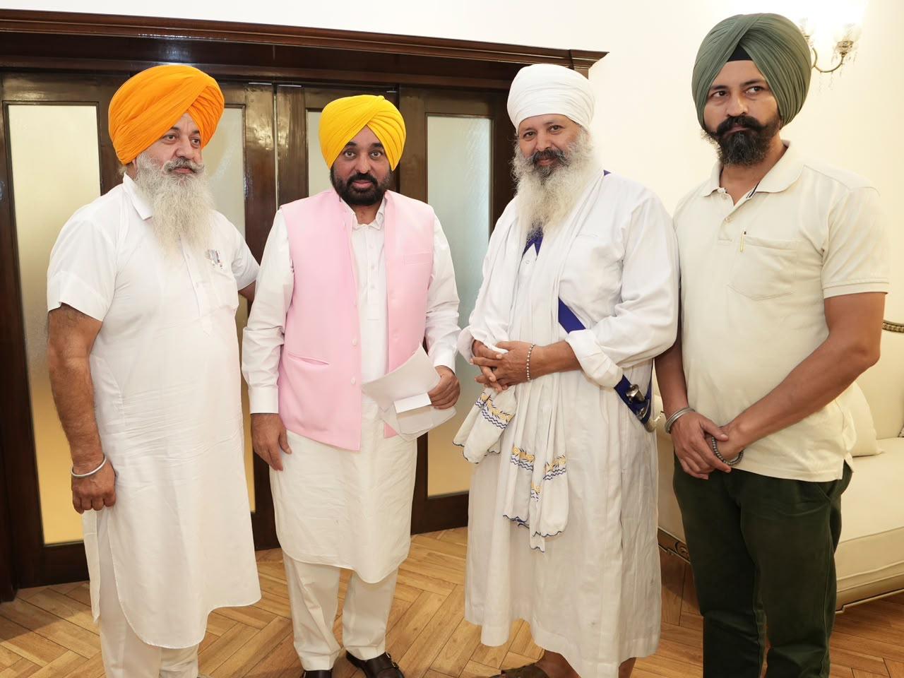 ਧਰਮ ਯੁੱਧ ਮੋਰਚੇ ਦੇ ਵਫ਼ਦ ਨੇ ਮੁੱਖ ਮੰਤਰੀ ਭਗਵੰਤ ਸਿੰਘ ਮਾਨ ਨਾਲ ਕੀਤੀ ਮੁਲਾਕਾਤ, ਅਮਰਜੀਤ ਸਿੰਘ ਚਾਵਲਾ ਵਿਰੁੱਧ ਜਿਨਸੀ ਸ਼ੋਸ਼ਣ ਦੇ ਮਾਮਲੇ ਦੀ ਐਸ.ਆਈ.ਟੀ. ਤੋਂ ਜਾਂਚ ਦੀ ਕੀਤੀ ਮੰਗ