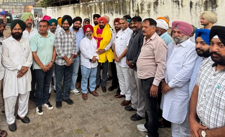 ਪੰਜਾਬ ਰਾਜ ਪੱਛੜੀਆਂ ਸ਼੍ਰੇਣੀਆਂ ਕਮਿਸ਼ਨ ਦੇ ਚੇਅਰਮੈਨ ਮਲਕੀਤ ਸਿੰਘ ਥਿੰਦ ਬਟਾਲਾ ਪਹੁੰਚੇ, ਪੱਛੜੀਆਂ ਸ਼੍ਰੇਣੀਆਂ ਨਾਲ ਸਬੰਧਤ ਲੋਕਾਂ ਨੂੰ ਮਿਲਕੇ ਭਲਾਈ ਸਕੀਮਾਂ ਦੀ ਦਿੱਤੀ ਜਾਣਕਾਰੀ