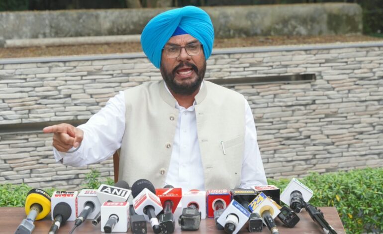 ਪ੍ਰਧਾਨ ਮੰਤਰੀ ਮੋਦੀ ਦੀ ਸੀਬੀਆਈ ਮੁੱਖ ਮੰਤਰੀ ਭਗਵੰਤ ਸਿੰਘ ਮਾਨ ਨੂੰ ਬਦਨਾਮ ਕਰਨ ਆਈ ਸੀ, 12 ਘੰਟੇ ਦੀ ਛਾਪੇਮਾਰੀ ਤੋਂ ਬਾਅਦ ‘ਆਪ’ ਸਰਕਾਰ ਨੂੰ ਕਲੀਨ ਚਿੱਟ ਦੇ ਕੇ ਵਾਪਸ ਪਰਤ ਗਈ: ਕੁਲਦੀਪ ਸਿੰਘ ਧਾਲੀਵਾਲ