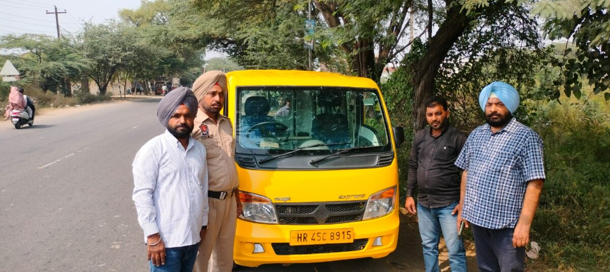 ਦੂਜੇ ਰਾਜ ਤੋਂ ਵਾਹਨ ਲਿਆ ਰਹੇ ਹੋ? ਐਨ.ਓ.ਸੀ. ਮਿਲਣ ਤੋਂ ਬਾਅਦ ਸਮੇਂ ਸਿਰ ਰਜਿਸਟ੍ਰੇਸ਼ਨ ਕਰਵਾਉਣਾ ਨਾ ਭੁੱਲੋ: ਆਰ.ਟੀ.ਓ. ਕਰਨਬੀਰ ਸਿੰਘ ਛੀਨਾ