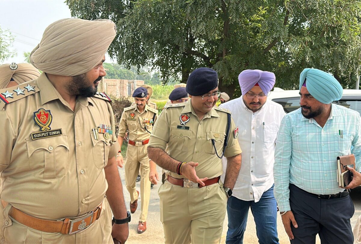 ਸੰਵੇਦਨਸ਼ੀਲ ਹੌਟਸਪੌਟ ਪਿੰਡਾਂ ਵਿੱਚ ਐੱਸ.ਐੱਸ.ਪੀ ਅਦਿੱਤਿਆ ਤੇ ਏ.ਡੀ.ਸੀ ਗੁਰਸਿਮਰਨ ਸਿੰਘ ਢਿੱਲੋਂ ਨੇ ਕੀਤਾ ਦੌਰਾ