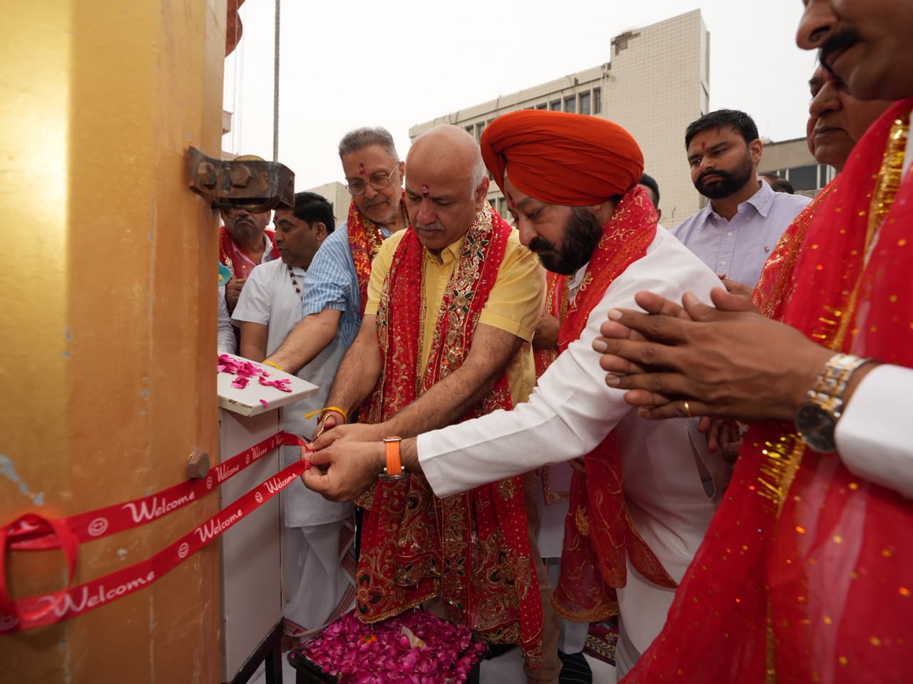 ਅੱਸੂ ਦੇ ਪਹਿਲੇ ਨਰਾਤੇ ਮੌਕੇ ਮਨੀਸ਼ ਸਿਸੋਦੀਆ ਨੇ ਸਿਹਤ ਮੰਤਰੀ, ਵਿਧਾਇਕ ਕੋਹਲੀ ਤੇ ਮੇਅਰ ਨਾਲ ਮਾਤਾ ਸ੍ਰੀ ਕਾਲੀ ਦੇਵੀ ਮੰਦਰ ਵਿਖੇ ਮੱਥਾ ਟੇਕਿਆ