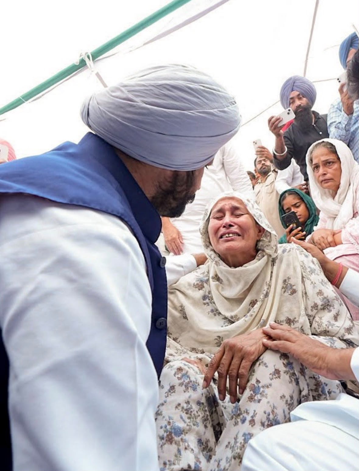 ਰਾਜਾ ਵੜਿੰਗ ਨੇ ਮਾਨਸਾ ਵਿੱਚ ਪਰਵਿੰਦਰ ਸਿੰਘ ਝੋਟਾ ਦੇ ਪਰਿਵਾਰ ਨਾਲ ਕੀਤੀ ਮੁਲਾਕਾਤ