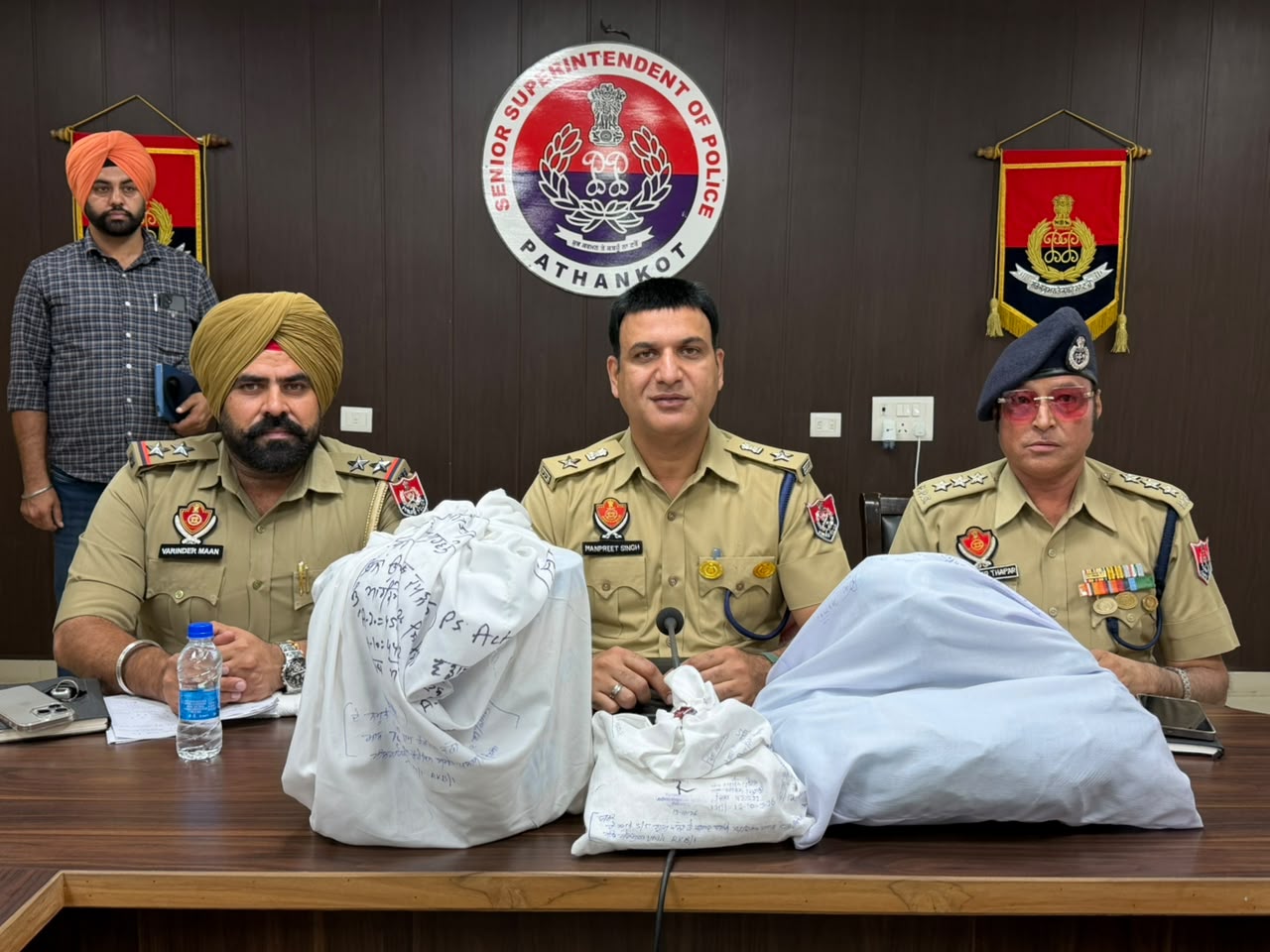 ਪਠਾਨਕੋਟ ਵਿੱਚ ਸਰਹੱਦ-ਪਾਰੋਂ ਚੱਲ ਰਹੇ ਤਸਕਰੀ ਮਾਡਿਊਲ ਨਾਲ ਸਬੰਧਤ ਇੱਕ ਔਰਤ ਸਮੇਤ ਦੋ ਸੰਚਾਲਕ ਕਾਬੂ; 7.8 ਕਿਲੋ ਹੈਰੋਇਨ ਬਰਾਮਦ