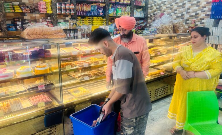 ਤਿਉਹਾਰਾਂ ਦੇ ਮੱਦੇਨਜ਼ਰ ਸਿਹਤ ਵਿਭਾਗ ਮੁਸਤੈਦ, ਦੁੱਧ ਅਤੇ ਮਿਠਾਈ ਦੇ ਸੈਂਪਲ ਭਰੇ