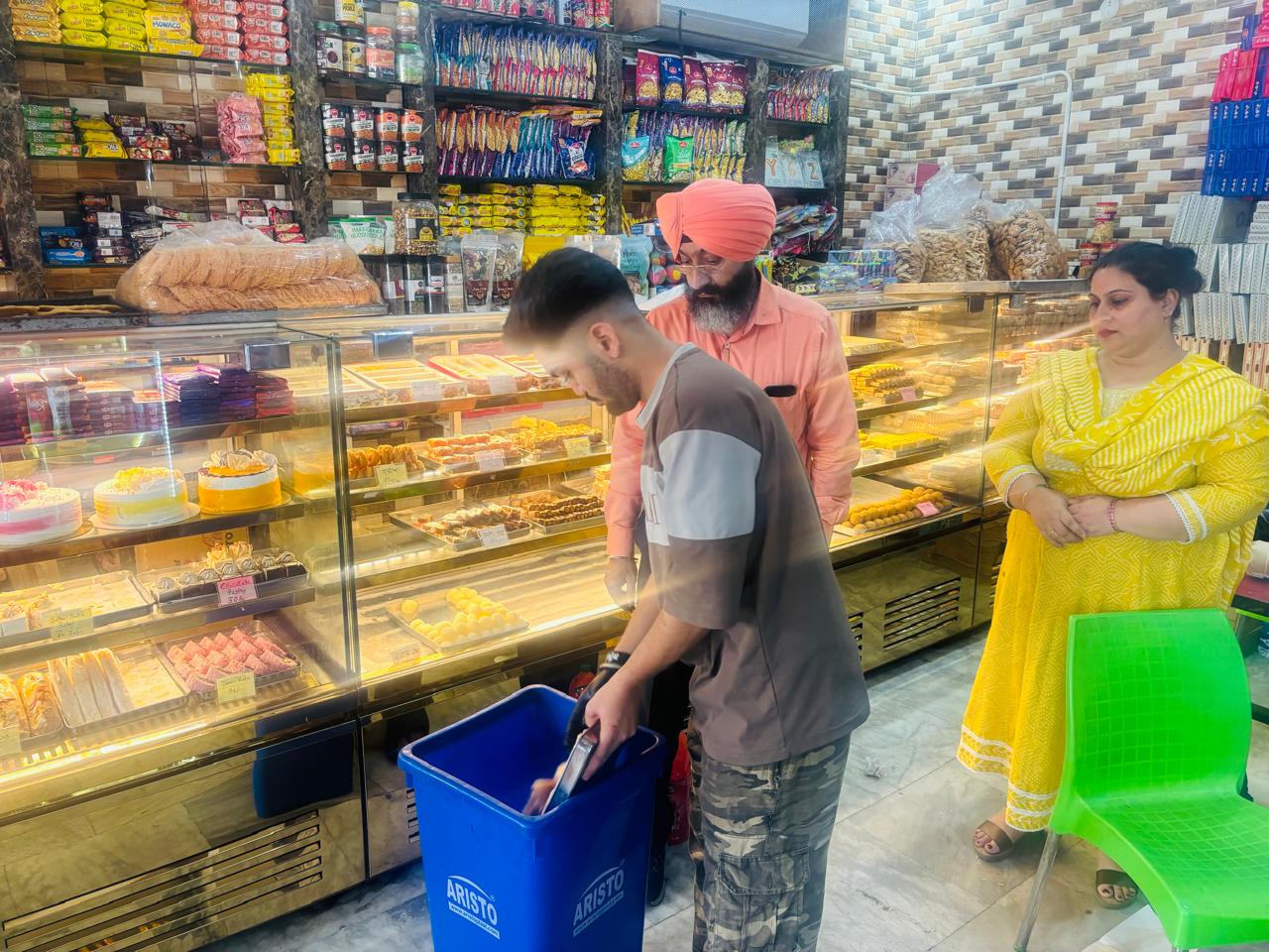 ਤਿਉਹਾਰਾਂ ਦੇ ਮੱਦੇਨਜ਼ਰ ਸਿਹਤ ਵਿਭਾਗ ਮੁਸਤੈਦ, ਦੁੱਧ ਅਤੇ ਮਿਠਾਈ ਦੇ ਸੈਂਪਲ ਭਰੇ