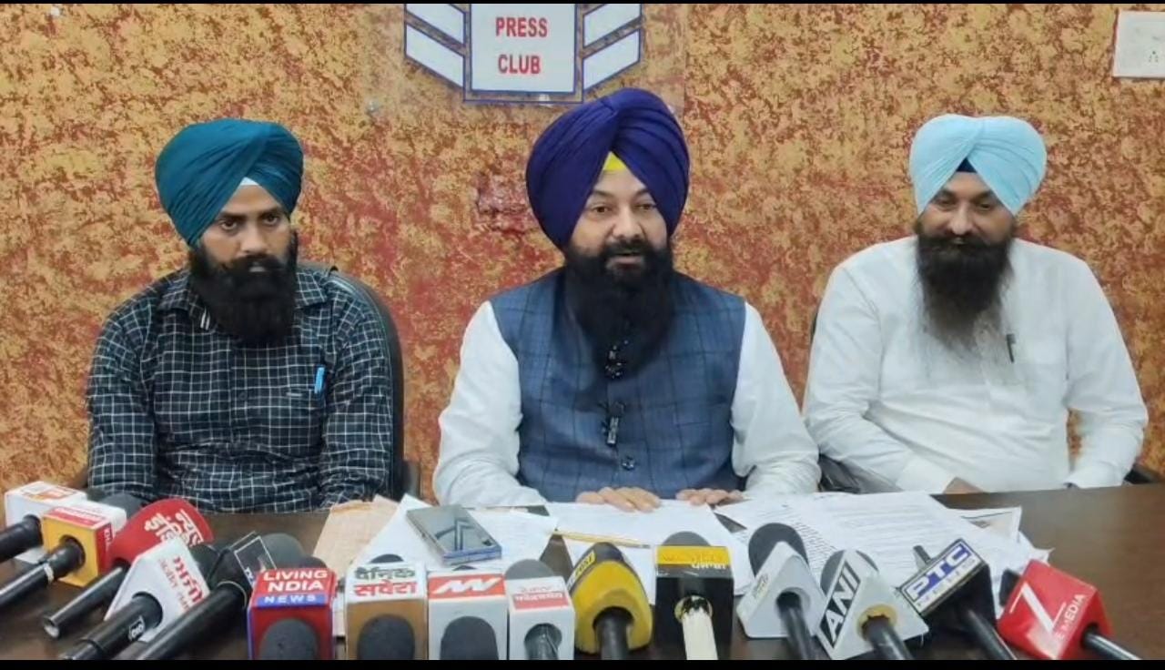ਪੰਜਾਬੀਆਂ ਨੂੰ ਪੱਗਾਂ ਸੰਭਾਲਣ ਦਾ ਹੋਕਾ ਦੇਣ ਤੋਂ ਪਹਿਲਾਂ ਚਰਨਜੀਤ ਚੰਨੀ ਆਪਣੇ ਕਾਰਜਕਾਲ ਦੌਰਾਨ ਹੋਈ ਮਾਈਨਿੰਗ ਬਾਰੇ ਜਵਾਬ ਦੇਣ: ਜਸਵੀਰ ਸਿੰਘ ਗੜ੍ਹੀ