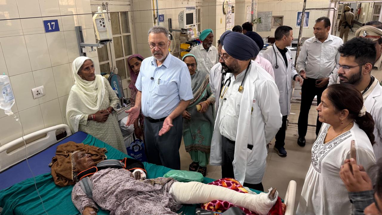 ਪਿੰਡ ਅਲੀਸ਼ੇਰ ਹਾਦਸੇ ਦੇ ਜ਼ਖ਼ਮੀ ਮਨਰੇਗਾ ਵਰਕਰਾਂ ਦਾ ਕੈਬਨਿਟ ਮੰਤਰੀਆਂ ਬਰਿੰਦਰ ਕੁਮਾਰ ਗੋਇਲ ਤੇ ਡਾ. ਬਲਬੀਰ ਸਿੰਘ ਨੇ ਰਜਿੰਦਰਾ ਹਸਪਤਾਲ ਵਿਖੇ ਹਾਲ-ਚਾਲ ਜਾਣਿਆ
