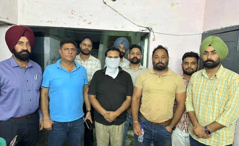 ਵਿਜੀਲੈਂਸ ਬਿਊਰੋ ਵੱਲੋਂ ਥਾਣਾ ਧਾਰ ਕਲਾਂ ਦਾ ਐੱਸ.ਐੱਚ.ਓ. 1 ਲੱਖ ਰੁਪਏ ਦੀ ਰਿਸ਼ਵਤ ਲੈਂਦਾ ਰੰਗੇ ਹੱਥੀਂ ਕਾਬੂ
