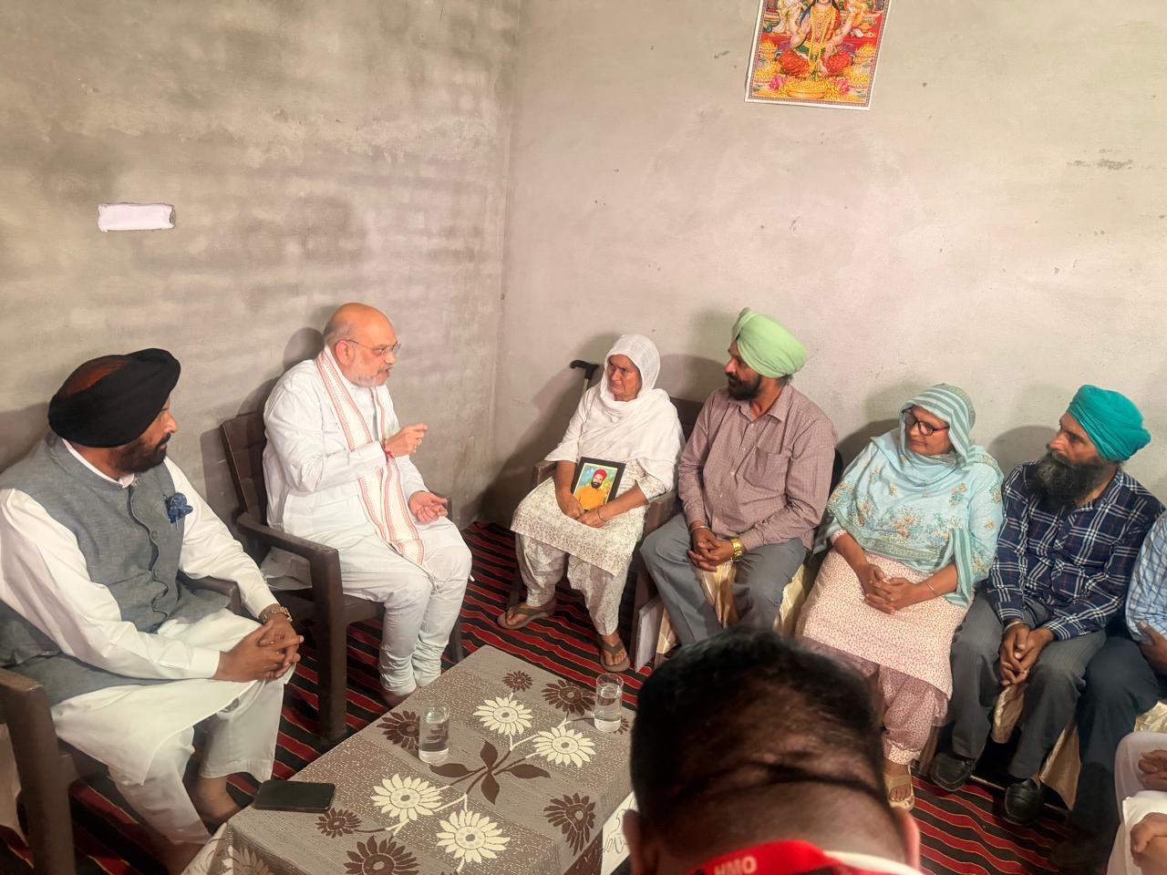 ਅਮਿਤ ਸ਼ਾਹ ਨਸ਼ਾ ਮਾਫ਼ੀਆ ਵਲੋਂ ਕਤਲ ਕੀਤੇ ਬਿਕਰਮਜੀਤ ਸਿੰਘ ਦੇ ਪਰਿਵਾਰ ਨੂੰ ਮਿਲੇ