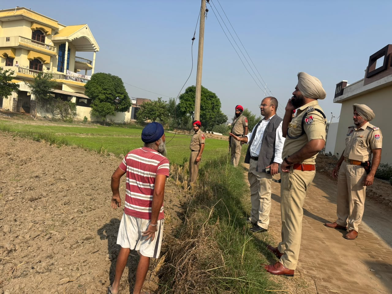 ਅੱਜ ਵੀ ਡਿਪਟੀ ਕਮਿਸ਼ਨਰ ਆਦਿਤਿਆ ਉੱਪਲ ਫੀਲਡ ਵਿੱਚ ਰਹੇ ਮੌਜੂਦ, ਬੇਲਰ ਨਾਲ ਗੱਠਾਂ ਬਣਾਉਣ ਉਪਰੰਤ ਬਚੀ ਰਹਿੰਦ-ਖੂੰਹਦ ਨੂੰ ਅੱਗ ਨਾ ਲਗਾਉਣ ਦੀ ਅਪੀਲ