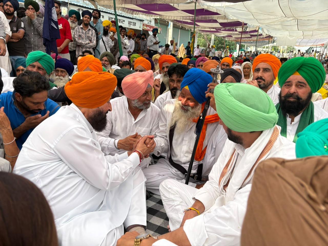 ਨਸ਼ਾ ਵਿਰੋਧੀ ਕਾਰਕੁਨ ਦੇ ਪਿਤਾ ਨੂੰ ਮਿਲੇ ਪ੍ਰਤਾਪ ਸਿੰਘ ਬਾਜਵਾ; ਪੰਜਾਬ ਦੇ ਨੌਜਵਾਨਾਂ ਨੂੰ ਬਚਾਉਣ ਵਿੱਚ ਨਾਕਾਮ ਰਹਿਣ ਲਈ ‘ਆਪ’ ਅਤੇ ਭਾਜਪਾ ’ਤੇ ਤਿੱਖੇ ਹਮਲੇ