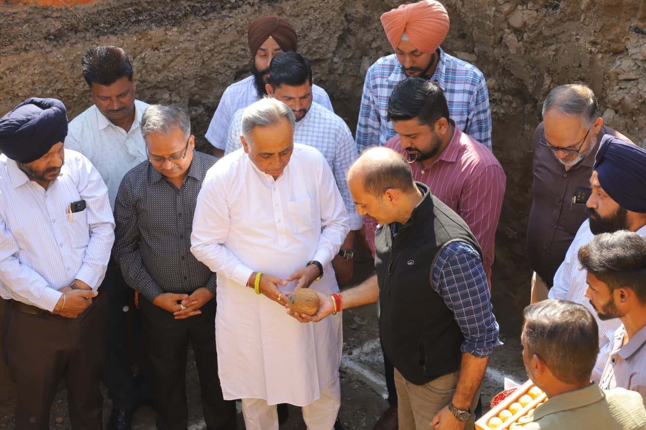 ਬਾਬਾ ਸ੍ਰੀ ਚੰਦ ਜੀ ਦੇ ਨਾਮ ’ਤੇ ਬਣੇਗਾ ਗੁਰਦਾਸਪੁਰ ਦਾ ਸੁੰਦਰ ਐਂਟਰੀ ਗੇਟ, ਰਮਨ ਬਹਿਲ ਨੇ ਰੱਖਿਆ ਨੀਂਹ ਪੱਥਰ