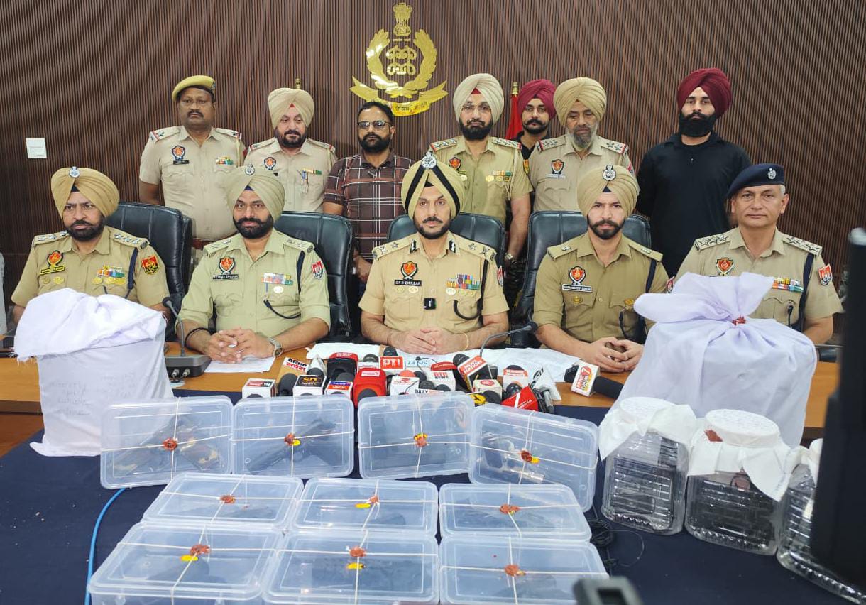ਅੰਮ੍ਰਿਤਸਰ ਵਿੱਚ ਫ਼ੌਜੀ ਜਵਾਨ ਸਮੇਤ ਸੱਤ ਗ੍ਰਿਫ਼ਤਾਰ, 14 ਪਿਸਤੌਲਾਂ ਅਤੇ 20 ਕਿਲੋ ਹੈਰੋਇਨ ਬਰਾਮਦ
