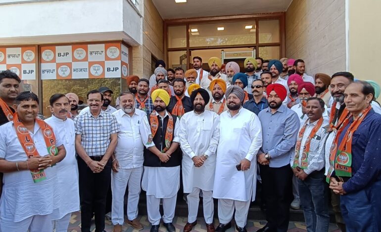 ਦੀਨਾਨਗਰ ਚ ਭਾਜਪਾ ਨੂੰ ਜ਼ਬਰਦਸਤ ਹੁਲਾਰਾ: 31 ਸਰਪੰਚਾ ਤੇ 2 ਬਲਾਕ ਪ੍ਰਧਾਨ ਸਣੇ 46 ਆਗੂ ਪਾਰਟੀ ’ਚ ਸ਼ਾਮਲ