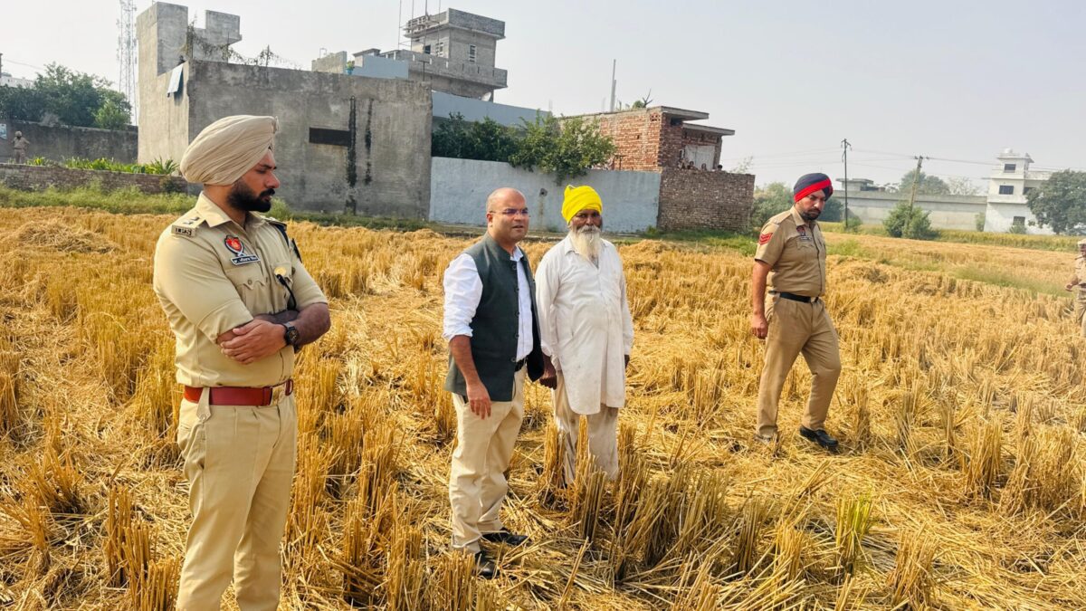 ਡਿਪਟੀ ਕਮਿਸ਼ਨਰ ਗੁਰਦਾਸਪੁਰ, ਪਰਾਲੀ ਸਾੜਨ ਦੀਆਂ ਘਟਨਾਵਾਂ ਰੋਕਣ ਲਈ ਖ਼ੁਦ ਮੈਦਾਨ ‘ਚ ਨਿੱਤਰੇ