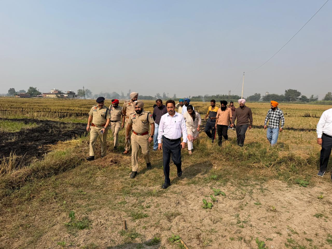 ਵਧੀਕ ਡਿਪਟੀ ਕਮਿਸ਼ਨਰ (ਵਿਕਾਸ) ਗੁਰਪ੍ਰੀਤ ਸਿੰਘ ਗਿੱਲ ਵਲੋਂ ਵੱਖ-ਵੱਖ ਪਿੰਡਾਂ ਦਾ ਦੌਰਾ, ਪਿੰਡ ਵਿੱਚ ਖੇਤ ਵਿੱਚ ਲੱਗੀ ਅੱਗ ਨੂੰ ਮੌਕੇ ’ਤੇ ਬੁਝਾਵਾਇਆ